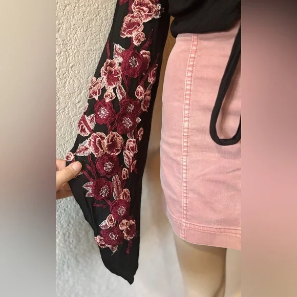 EMORY PARK Y2K Style Black & Pink Floral Embroidered Women's Tie-Waist Top - Picture 6 of 8